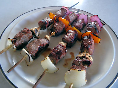 Beef Brochettes au Vin at oldfatguy.ca